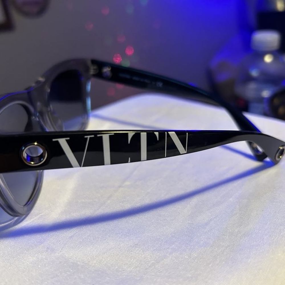 Valentino Black Aviator Sunglasses Modern Metal Frame